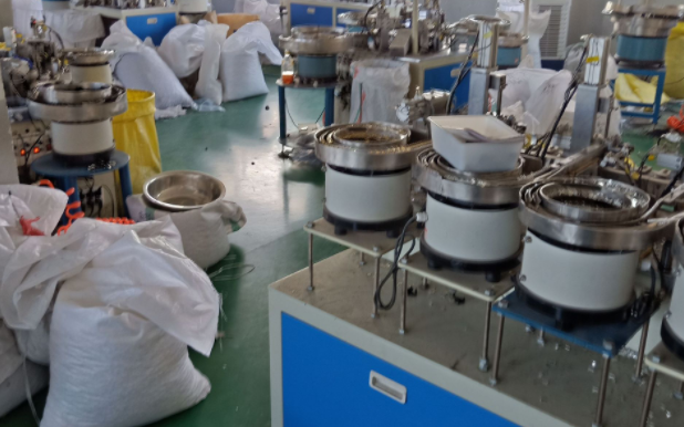 輕觸開(kāi)關(guān)生產(chǎn)車間